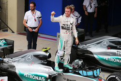 Winnaar Nico Rosberg, Mercedes AMG F1 W06 viert in parc fermé
