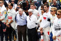 Jean Todt, Président de la FIA et Bernie Ecclestone, alors que la grille observe une minute de silence pour les victimes des accidents de la route et des attentats de Paris