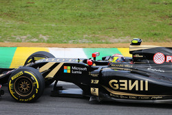 Pastor Maldonado, Lotus F1 E23 with a #PrayForParis hashtag on the car