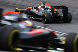 Jenson Button, McLaren MP4-30 devant son équipier Fernando Alonso, McLaren MP4-30