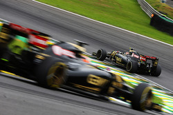Pastor Maldonado, Lotus F1 E23, vor Romain Grosjean, Lotus F1 E23