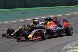 Daniil Kvyat, Red Bull Racing RB11 y Pastor Maldonado, Lotus F1 E23 pelean por la posición