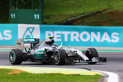 Le vainqueur Nico Rosberg, Mercedes AMG F1 W06 fête sa victoire à la fin de la course