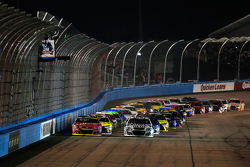 Start: Kurt Busch, Stewart-Haas Racing Chevrolet jumps polesitter Jimmie Johnson, Hendrick Motorsports Chevrolet