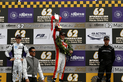 Podio: il vincitore Felix Rosenqvist, Prema Powerteam, secondo Charles Leclerc, Van Amersfoort Racin