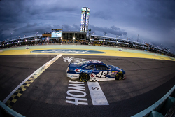 Kyle Larson, HScott Motorsports con Chip Ganassi cruza la línea de meta para ganar la carrera