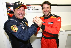 Marcel Visconde e Pedro Queirolo comemoram vitória na Porsche 300