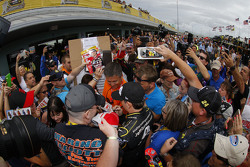 Jeff Gordon, Hendrick Motorsports Chevrolet, schreibt Autogramme für die Fans an seinem letzten Renn