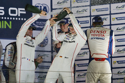 Podium: winnaars Romain Dumas, Neel Jani, Marc Lieb, Porsche Team, derde plaatsAlexander Wurz, Stéph