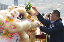 澳门特别行政区行政长官崔世安为舞狮点睛