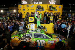 Championship Victory Lane: Ganador de la carrera y 2015 NASCAR Sprint Cup campeón Kyle Busch, Joe Gi