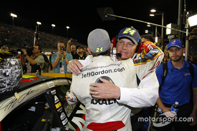 Jeff Gordon recebe abraço de Rick Hendrick, dono da equipe que o acompanhou em toda carreira na Sprint Cup