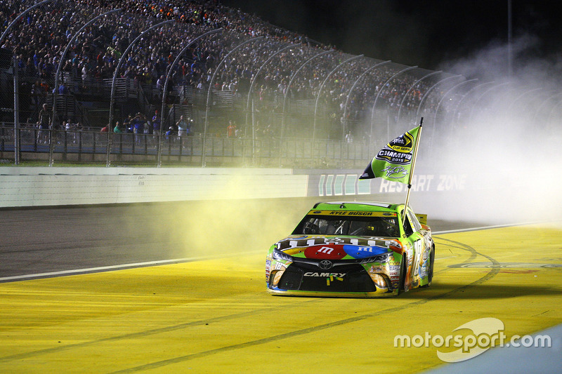 Victory-Lane: Champion NASCAR Sprint-Cup 2015, Kyle Busch, Joe Gibbs Racing Toyota