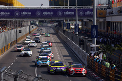 Rob Huff, Honda Civic TCR, West Coast Racing; Jordi Gene, SEAT Leon, Team Craft-Bamboo LUKOIL