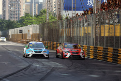 Pepe Oriola, SEAT Leon, Team Craft-Bamboo LUKOIL and Stefano Comini, SEAT Leon, Target Competition