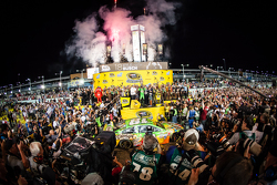 Victory-Lane: 1. und Champion NASCAR Sprint-Cup 2015: Kyle Busch, Joe Gibbs Racing Toyota, beim Feie
