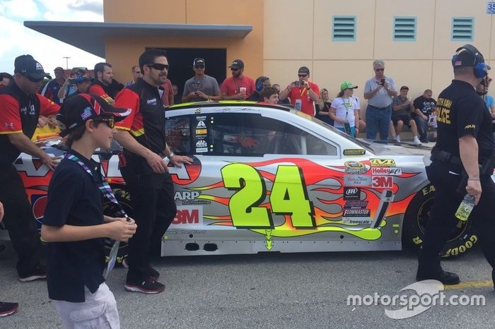 Felipe Bartz acompanha carro de Jeff Gordon antes da grande final da NASCAR