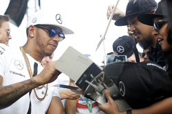 Lewis Hamilton, Mercedes AMG F1 firma autografi per i tifosi