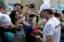 Nico Rosberg, Mercedes AMG F1 firma autografi per i tifosi