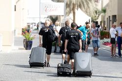 Lotus F1 Team team en el paddock