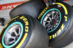 Шины Pirelli в боксах Mercedes AMG F1
