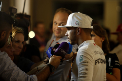 Second place Lewis Hamilton, Mercedes AMG F1 con los medios