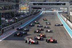 Inicio: Esteban Ocon, ART Grand Prix liera a Kevin Ceccon, Arden International y Marvin Kirchhofer,