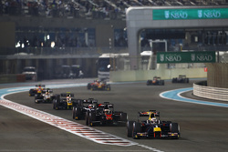 Pierre Gasly, DAMS, leads Stoffel Vandoorne, ART Grand Prix and Mitch Evans, RUSSIAN TIME at the start