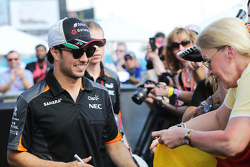 Sergio Perez, Sahara Force India F1 signeert handtekeningen voor de fans