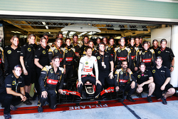 Romain Grosjean, Lotus F1 Team nella foto di squadra