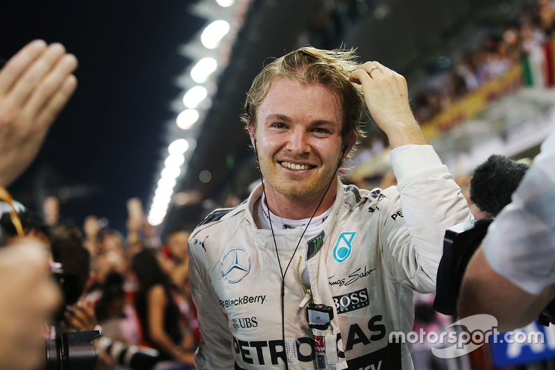 Le vainqueur Nico Rosberg, Mercedes AMG F1 fête sa victoire dans le Parc Fermé