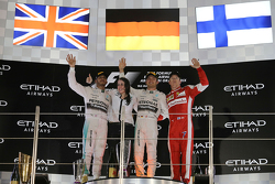Podium: El ganador Nico Rosberg, Mercedes AMG F1 Team, segundo, Lewis Hamilton, Mercedes AMG F1 Team