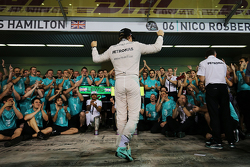 1. Nico Rosberg, Mercedes AMG F1, feiert mit dem Team