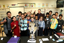 NASCAR-Champion Kyle Busch, Joe Gibbs Racing Toyota, bei der Lawrence Junior High School