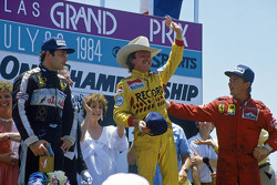 Podio: il vincitore Keke Rosberg, Williams, secondo René Arnoux, Ferrari, terzo Elio de Angelis, Lotus