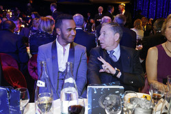 Lewis Hamilton, Mercedes AMG F1, con Jean Todt, Presidente de la FIA