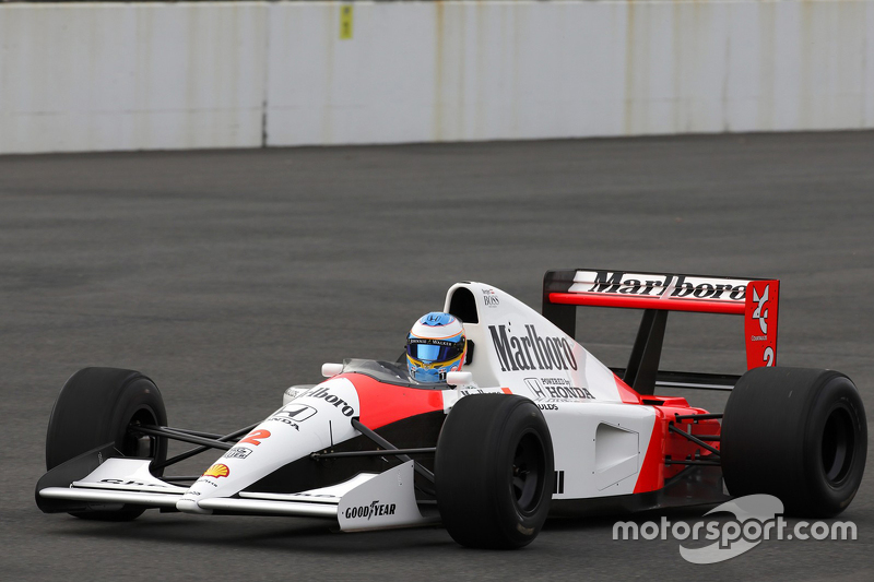 Fernando Alonso bestuurt de 1991 McLaren Honda MP4/6