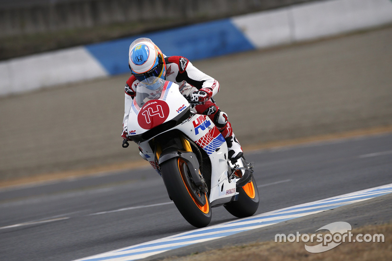 Fernando Alonso anda com moto da Honda