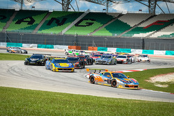 Start: #1 Clearwater Racing Ferrari 458 GT3: Mok Weng Sun, Gianmaria Bruni, Matt Griffin, James Cala