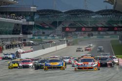 Start: #1 Clearwater Racing Ferrari 458 GT3: Mok Weng Sun, Gianmaria Bruni, Matt Griffin, James Calado leads