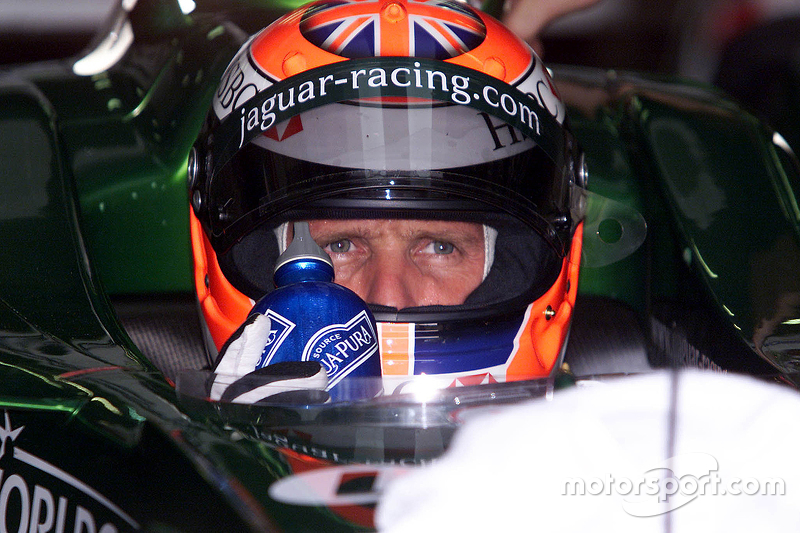 Johnny Herbert dans le baquet de la Jaguar R1