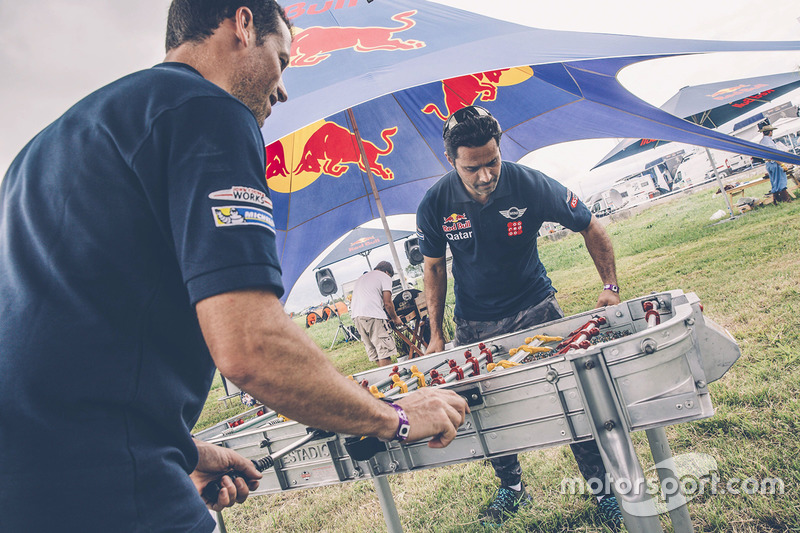 Nasser Al-Attiyah y Matthieu Baumel juegan foosball