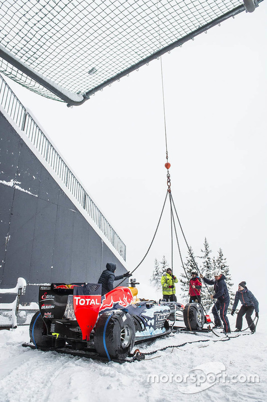 Red Bull RB7 llega en helicóptero