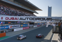 Клетчатый флаг для Audi R8 LMS команды Belgian Audi Club Team WRT: Майкл Мидоус, Стюарт Леонард, Лор
