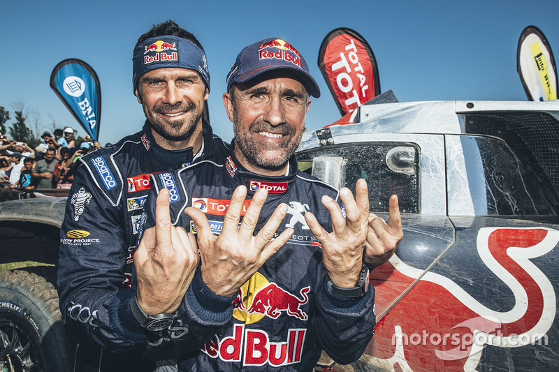 Le vainqueur chez les autos Stéphane Peterhansel avec son équipier Cyril Despres, Peugeot Sport