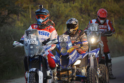 Motorräder und Quads warten auf den Start der Etappe