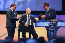 Marcus Smith y su padre, Bruton Smith y Darrell Waltrip