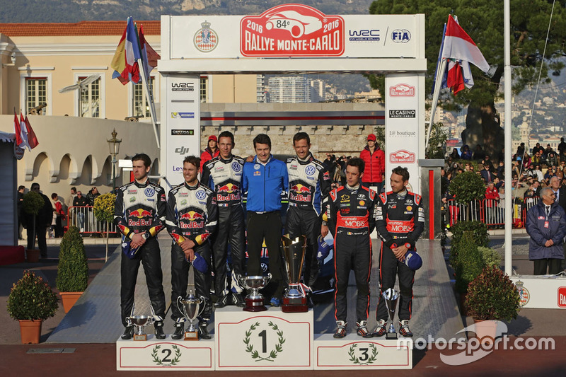 Podium: winnaars Sébastien Ogier, Julien Ingrassia, Volkswagen Motorsport, tweede Andreas Mikkelsen,