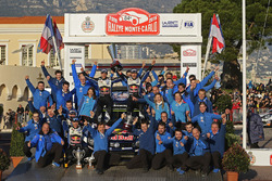 Podio: i vincitori Sébastien Ogier, Julien Ingrassia, Volkswagen Motorsport festeggiano con la squadra