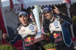 Podium: ganaores, Sébastien Ogier, Julien Ingrassia, Volkswagen Motorsport